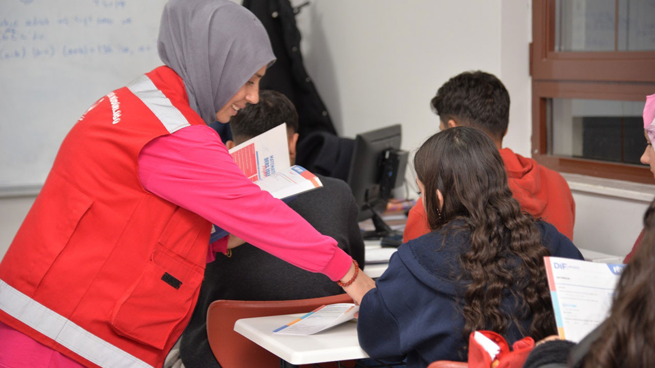 Kahramankazan Belediyesinden YKS öğrencilerine kaynak kitap desteği