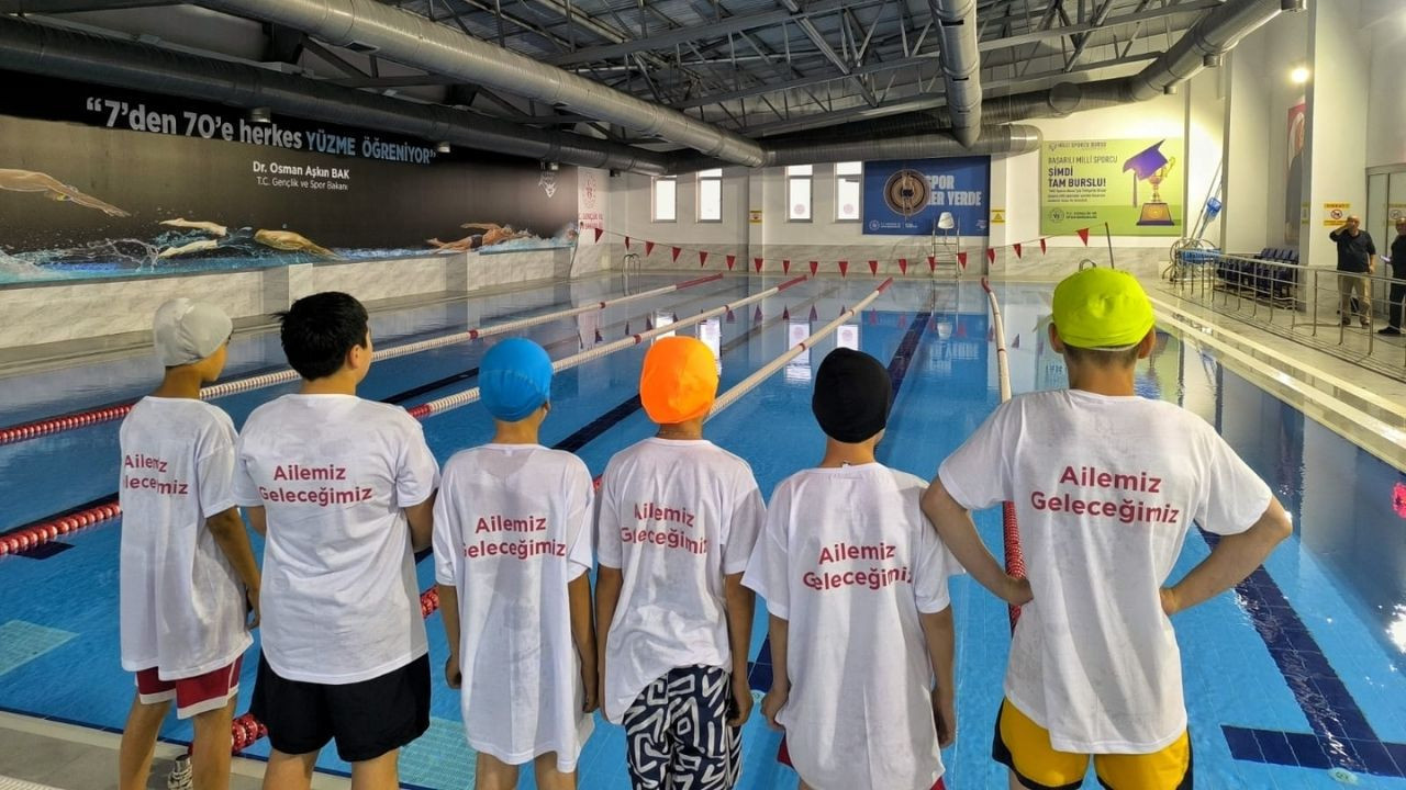 Beypazarı'nda sosyal destek alan çocuklar havuzda buluştu