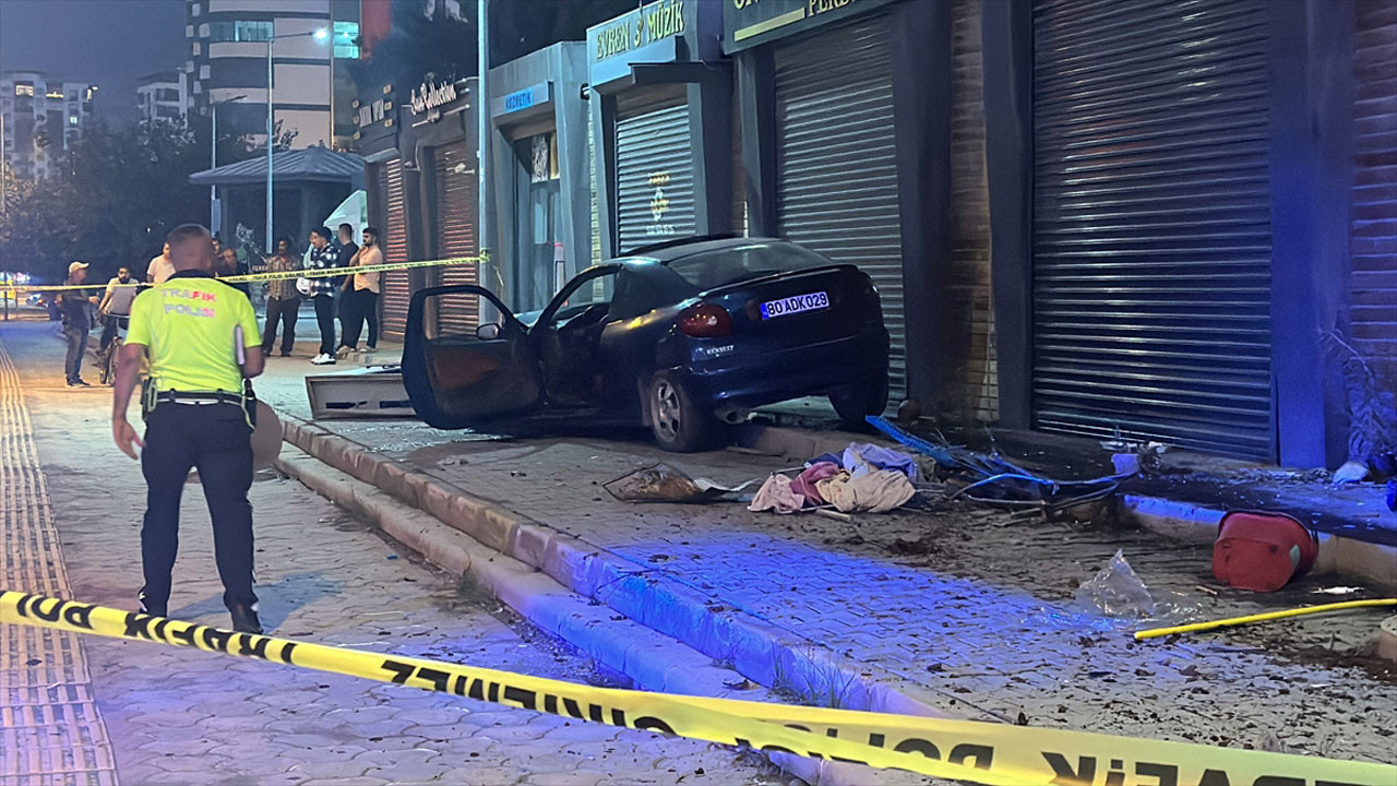 Kontrolden çıkan otomobil kaldırımda yürüyen yayaya çarptı!