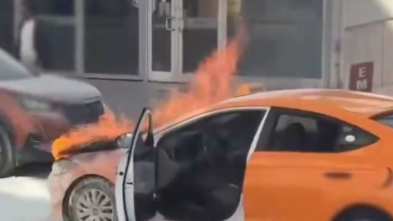 Keçiören'de yanan taksiyi dakikalarca seyrettiler! Ankara'da şaşkınlık yaratan görüntüler