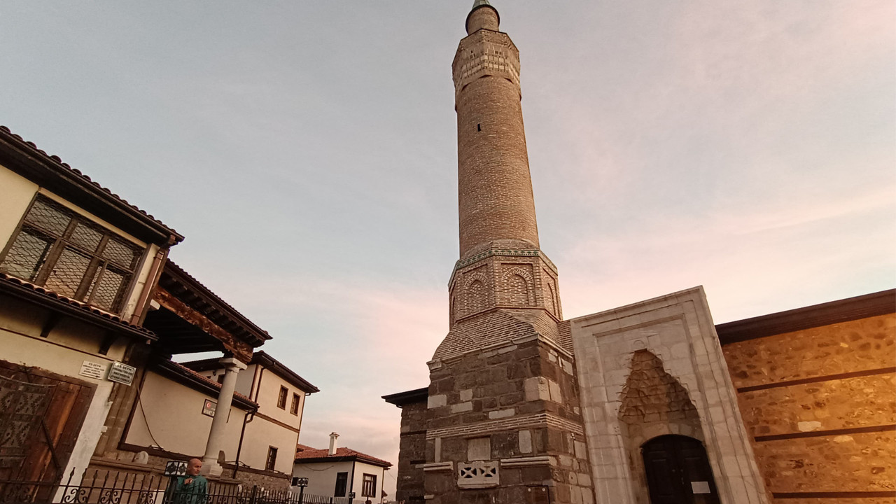 UNESCO'nun gözdesi Ahi Şerafettin Camii'nin sırları çözüldü! "Kültürel Bellek 2025" gezisi tarihe ışık tuttu!