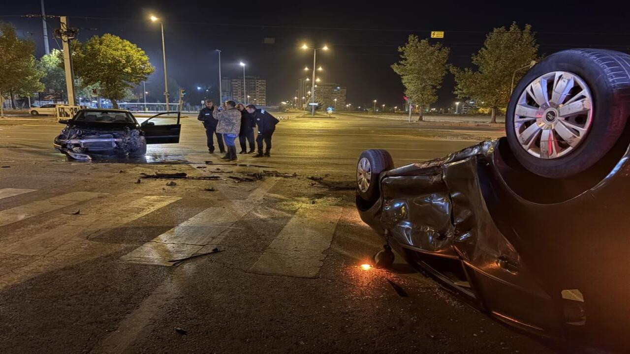 Kayseri’de kavşakta çarpışan iki aracın sürücüsü de hastanelik oldu!