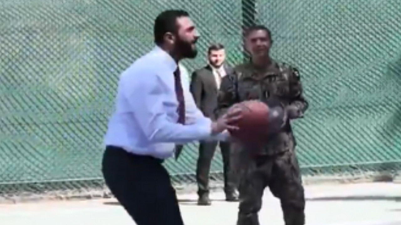 Terör listesinden bir gün sonra! Suriye lideri Şara, ABD’li komutanlarla top sektirdi