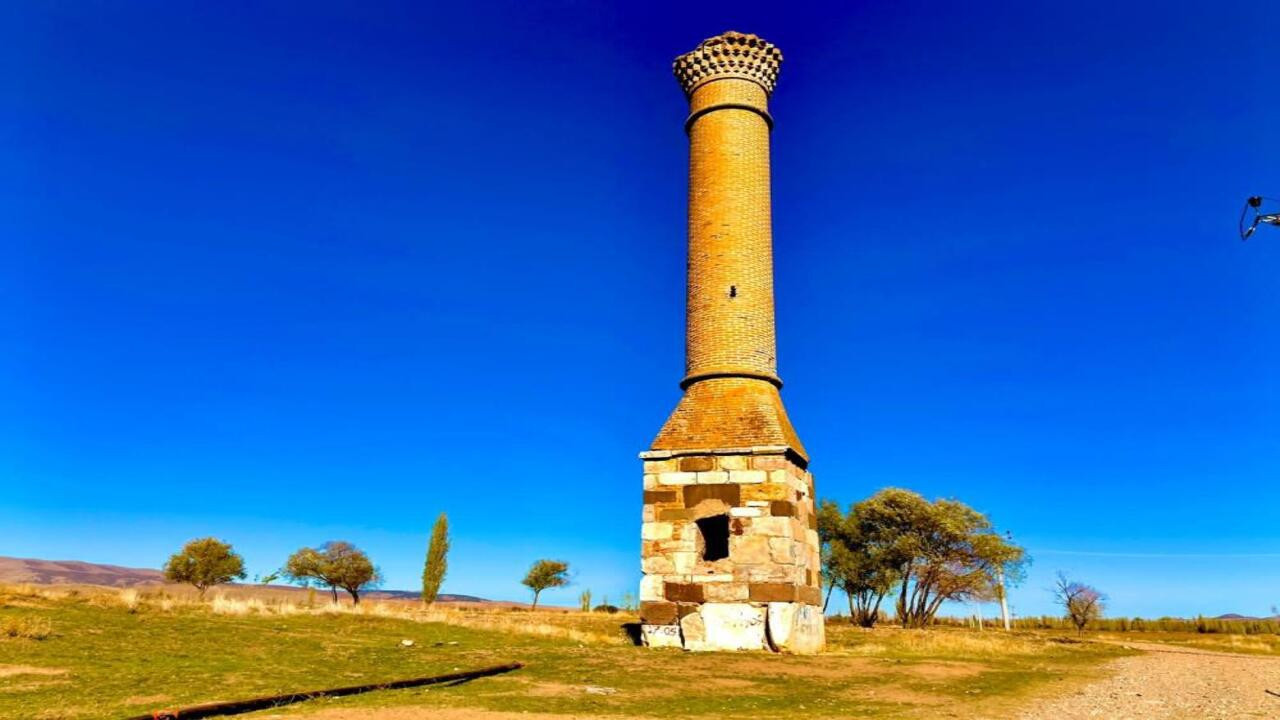 Mescidi yanan Selçuklu yadigârı caminin minaresi, yıllara taş çıkartıyor