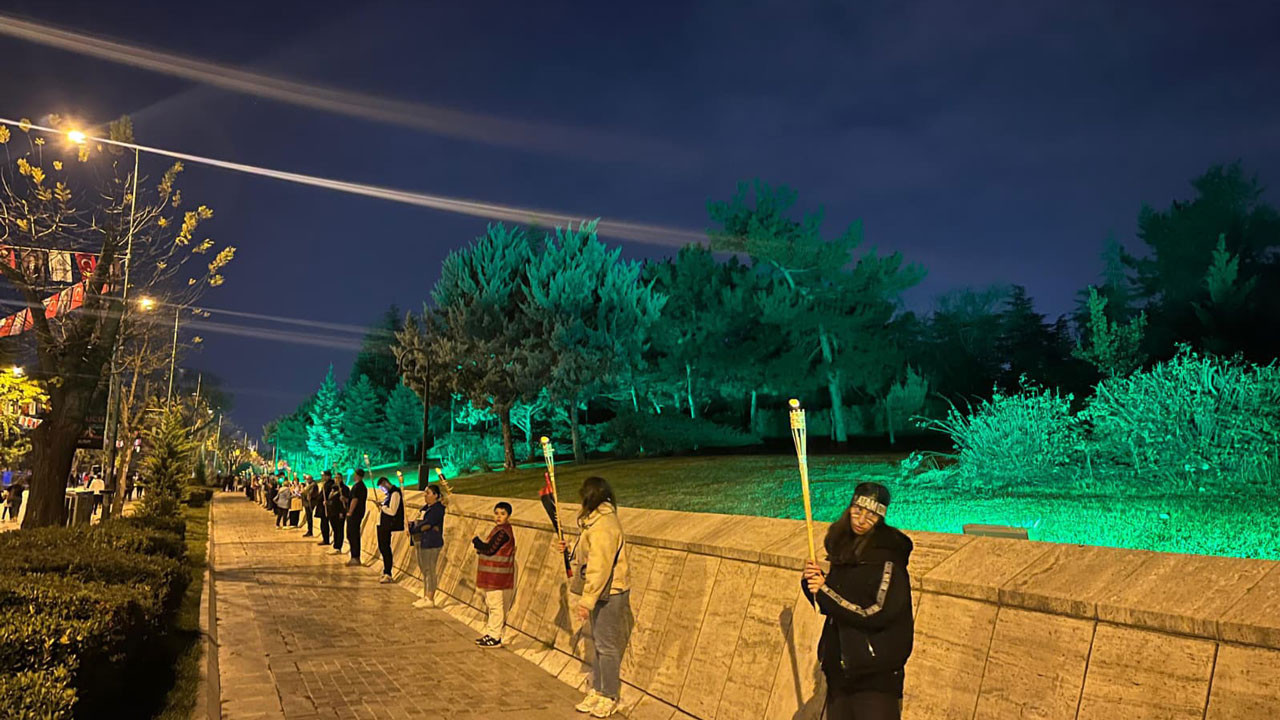 Cumhuriyet Halk Partisinden meşaleli saygı nöbeti! Anıtkabir'de sessiz ve sonsuz nöbet!