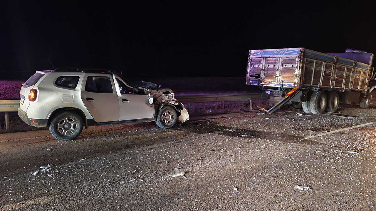 Çorum’da zincirleme kaza: Kamyon, kepçe ve 3 otomobil çarpıştı