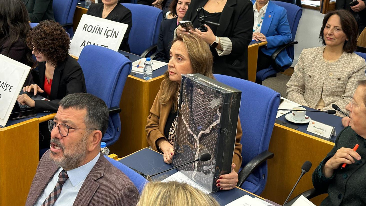 Meclis’te kanlı hırka tepkisi: "Bu bütçede rakam değil, yaşam istiyoruz"