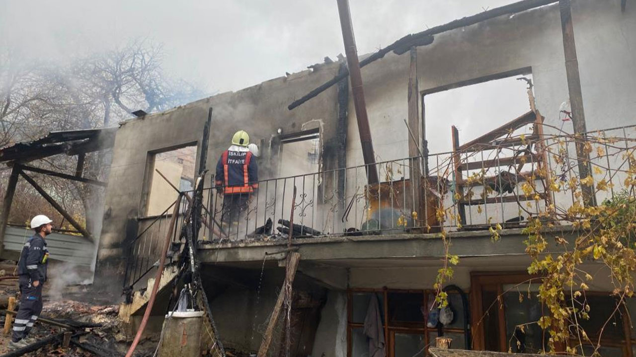 Çorum’da korkutan yangın: Bir ev küle döndü!