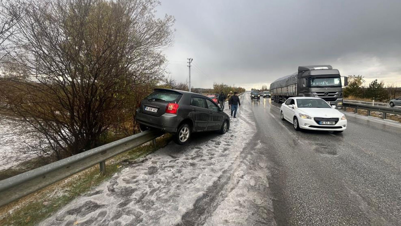 Çorum’da dolu fırtınası trafiği felç etti! Araçlar birbirine girdi