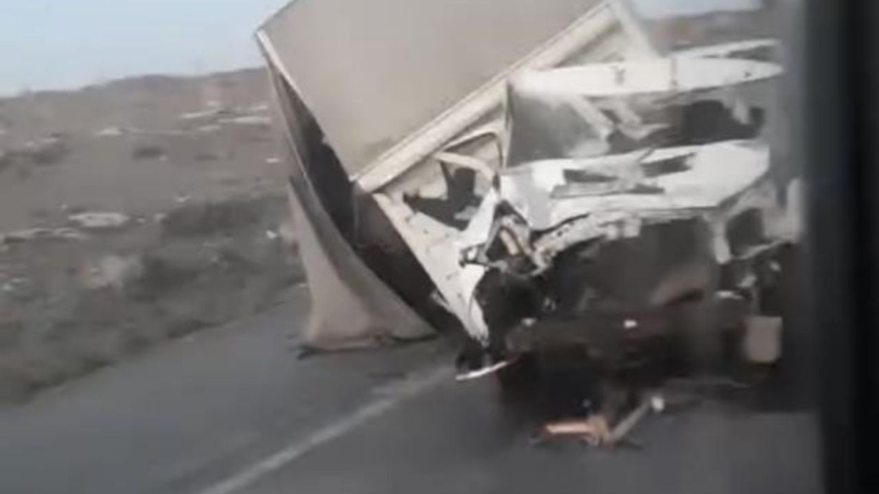 Eskişehir-Ankara yolunda şok anlar! Kamyon refüje çarptı