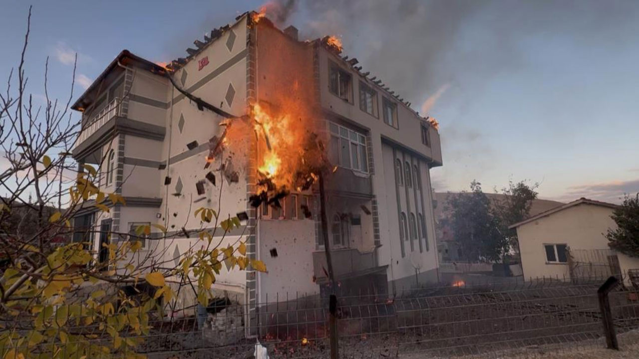 3 katlı ev alevlere teslim oldu: Mahalle ayağa kalktı!