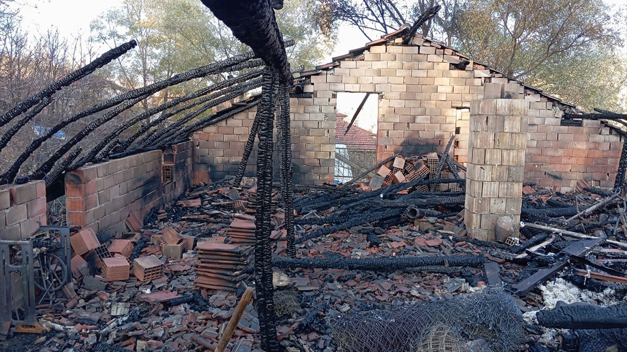 Konya’da geceyi alevler aydınlattı: Baba-oğulun iki evi birden kül oldu
