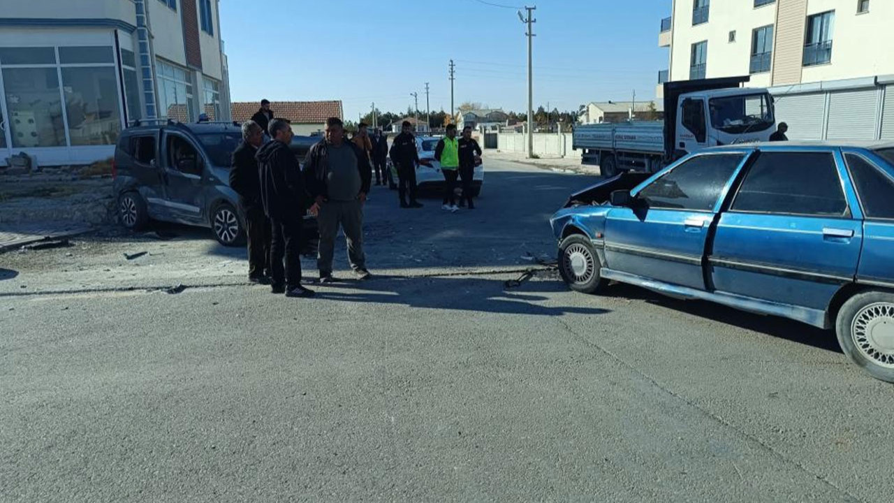 Aksaray’da tali yoldan çıkan araç ortalığı savaş alanına çevirdi!