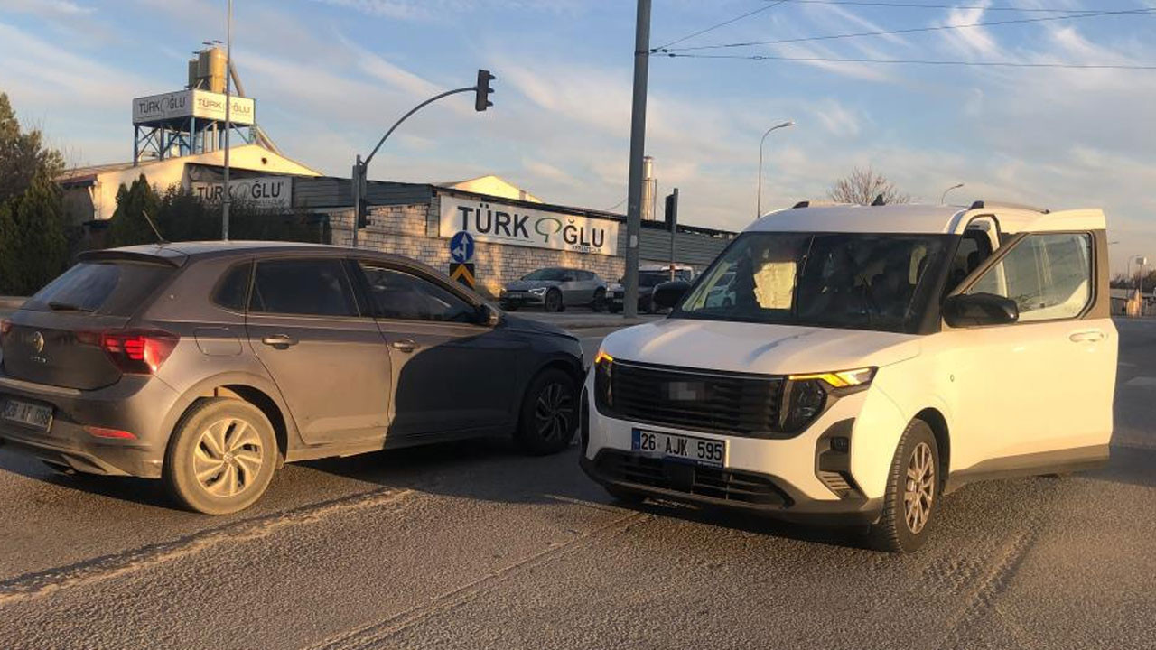 Eskişehir’de kavşakta faciadan dönüldü! Otomobil ile hafif ticari araç çarpıştı