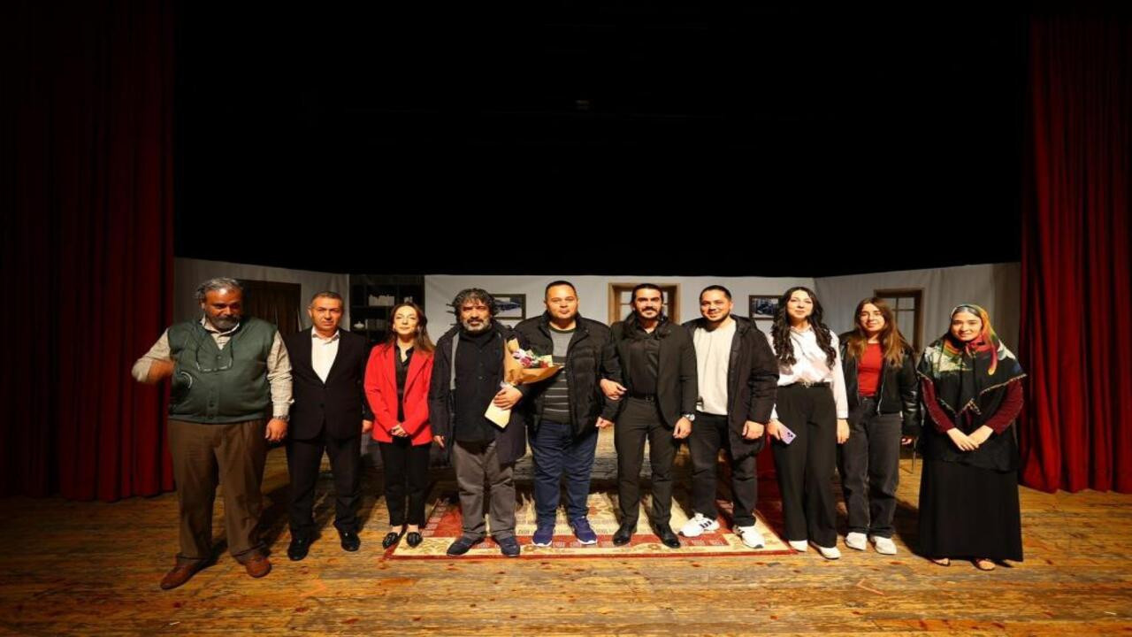 Sorgun Belediyesi Tiyatro Topluluğu, sahnede görsel sanat ziyafetine doyurdu