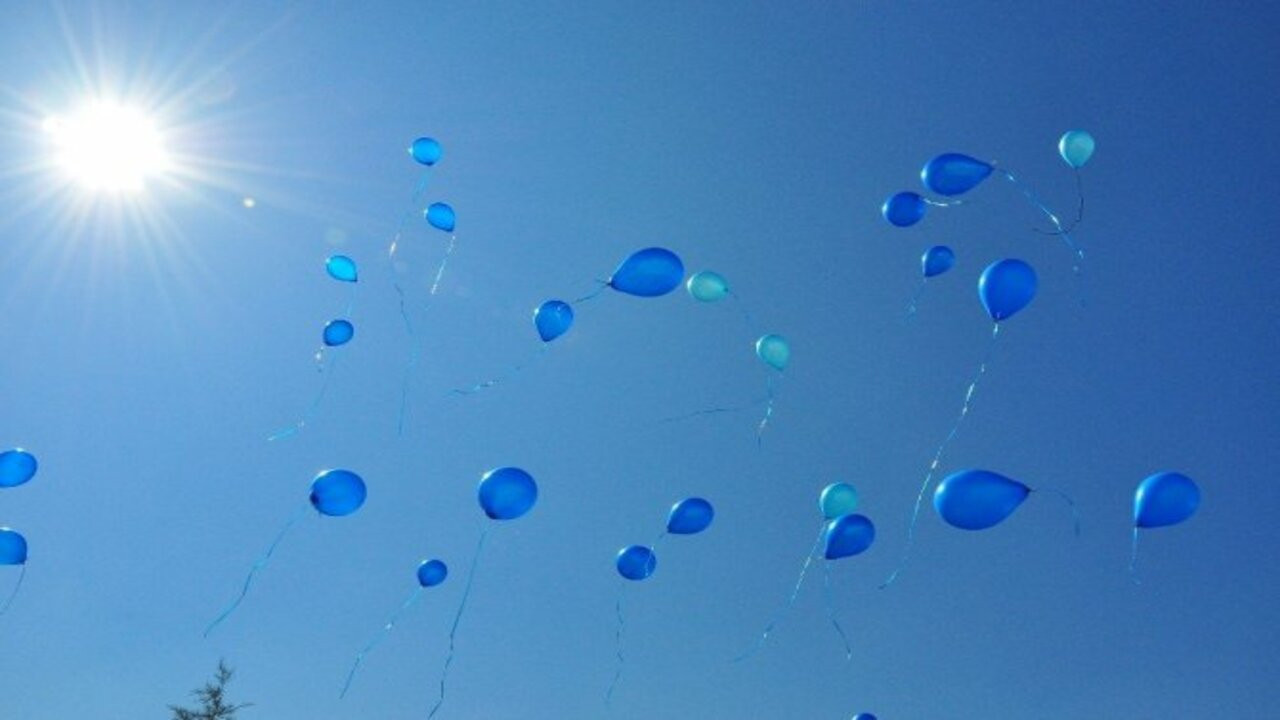 Sincan’da “farkındalık mavisi” gökyüzünün mavisiyle birleşti!