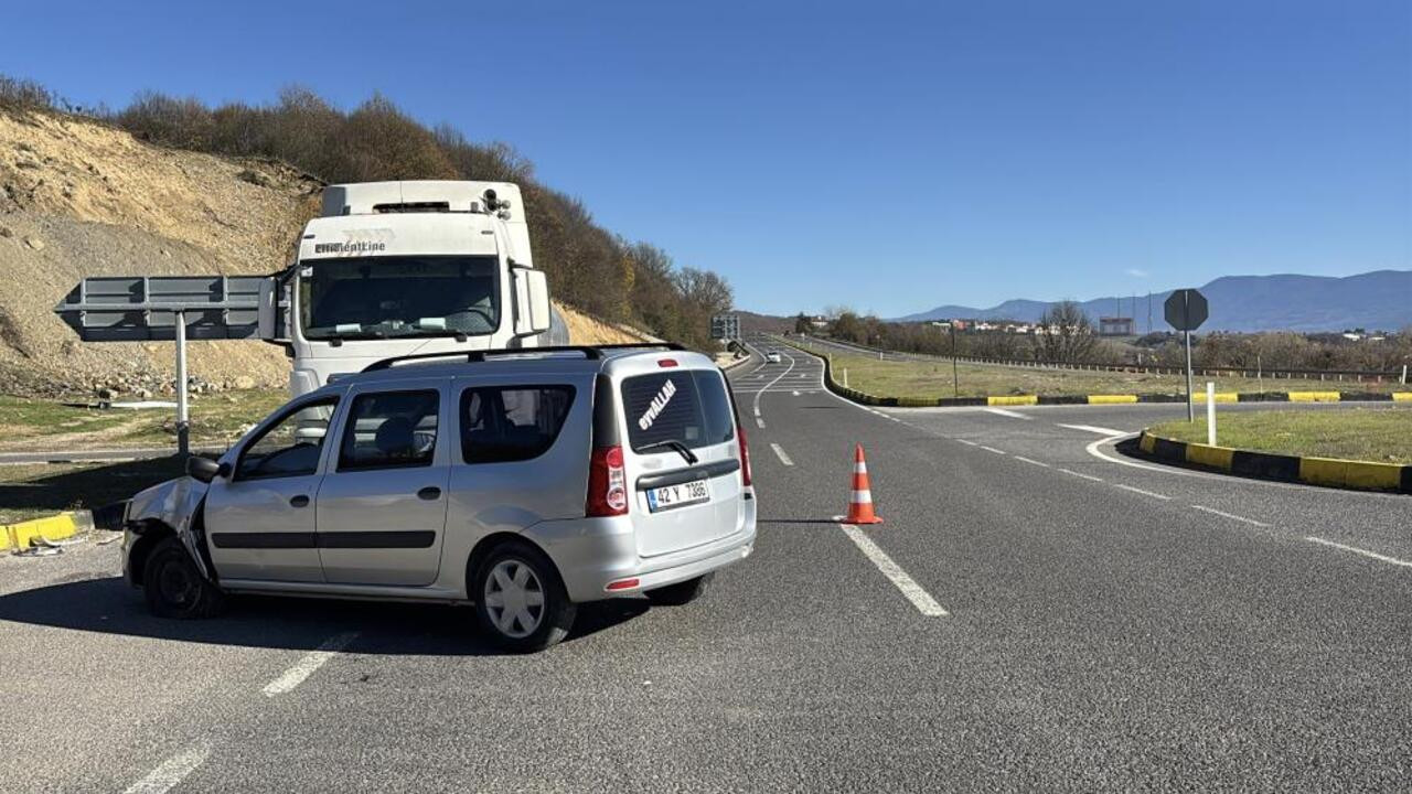 D-100’de TIR dehşet saçtı! Çarptığı aracı önüne kattı