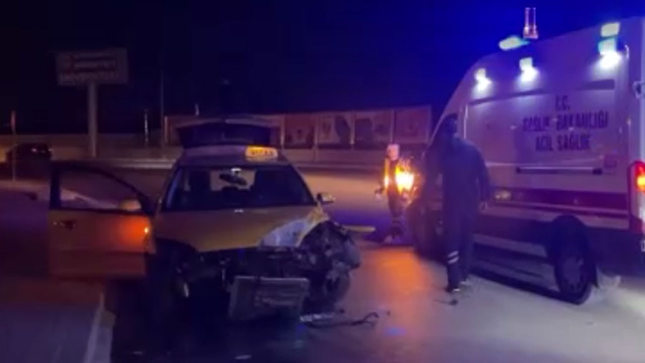 İki ilde feci kaza! Taksi direğe çarptı!