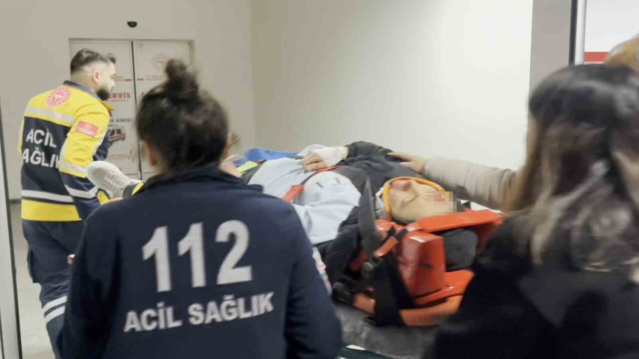 Aksaray’da kazayı sürücüler yaptı, hastaneye kaldırılan yolcu oldu