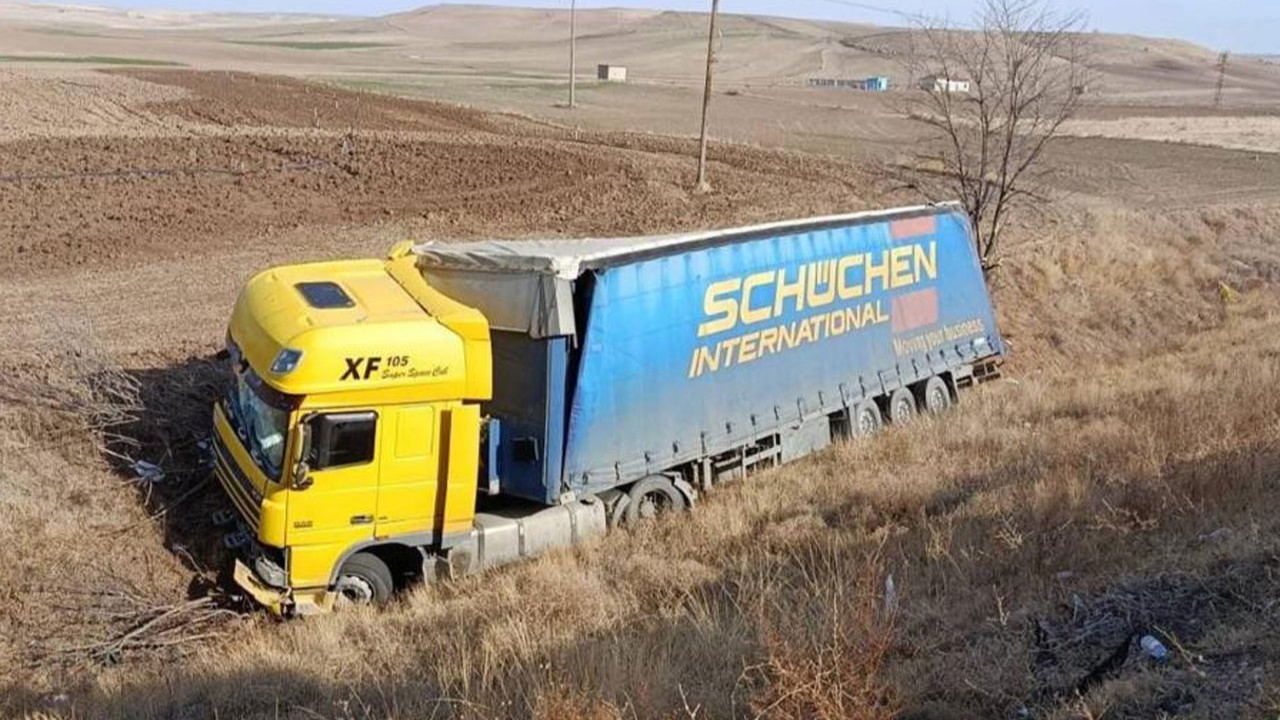 Kırıkkale- Ankara kara yolunda feci kaza! Kontrolden çıkan TIR şarampole devrildi