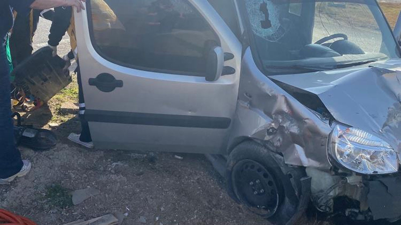 Çankırı-Ankara kara yolunda feci kaza: Hafif ticari araç ile otomobil çarpıştı