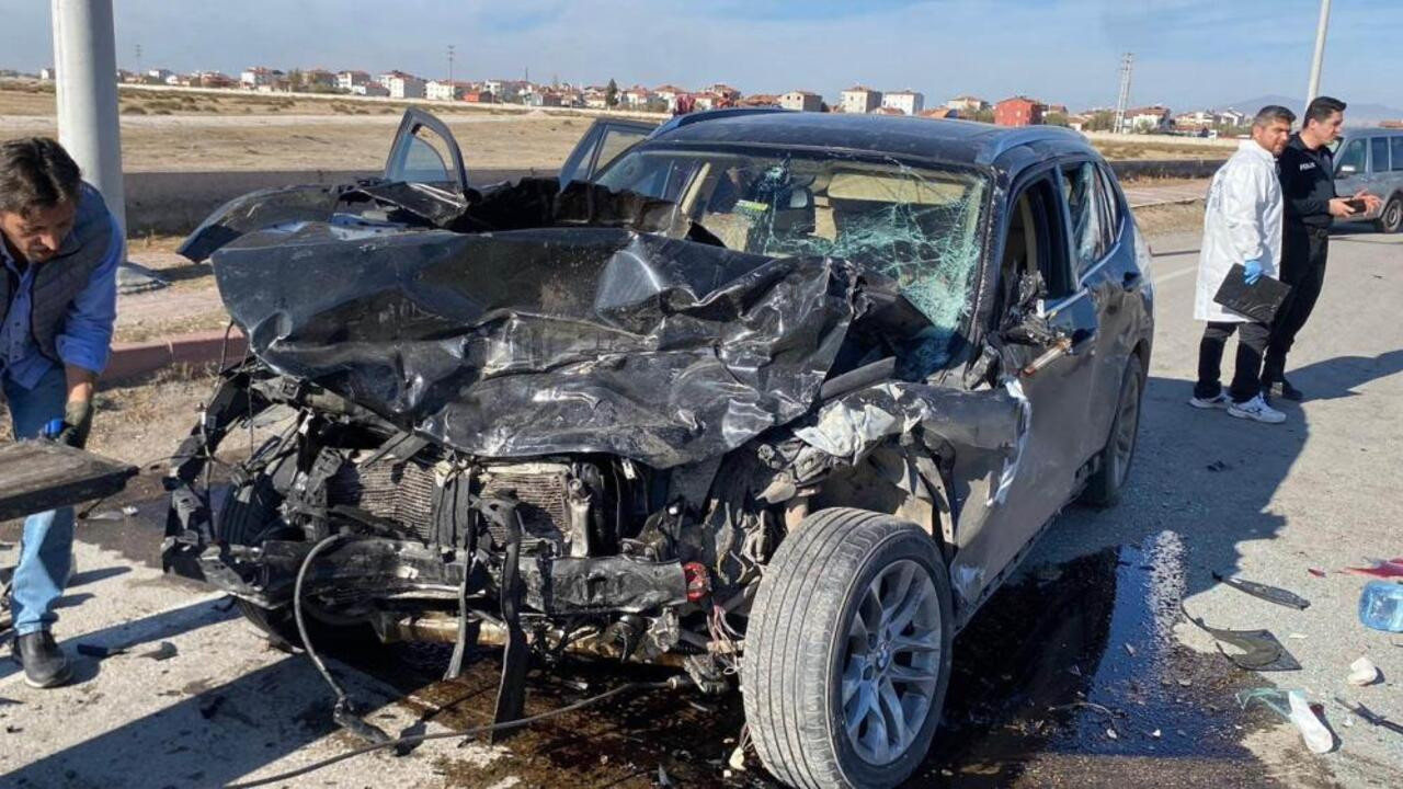 Aksaray’da kafa kafaya çarpışan 2 aracın sürücüsü de yaşam savaşı veriyor!