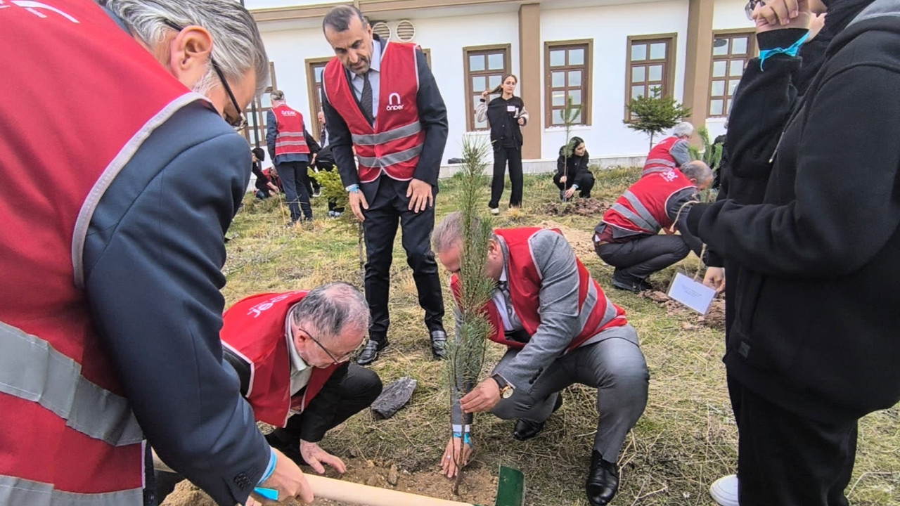 Altındağ'dan Gazze'ye "yeşil" köprü! Ankaralı İmam Hatipliler toprağa umut ekti