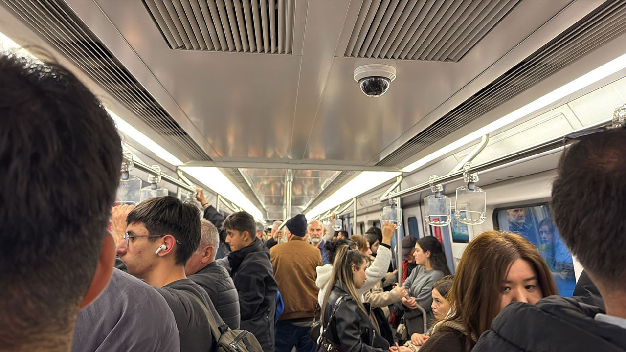 Ankara'da metro aniden durdu, yolcular korku dolu anlar yaşadı