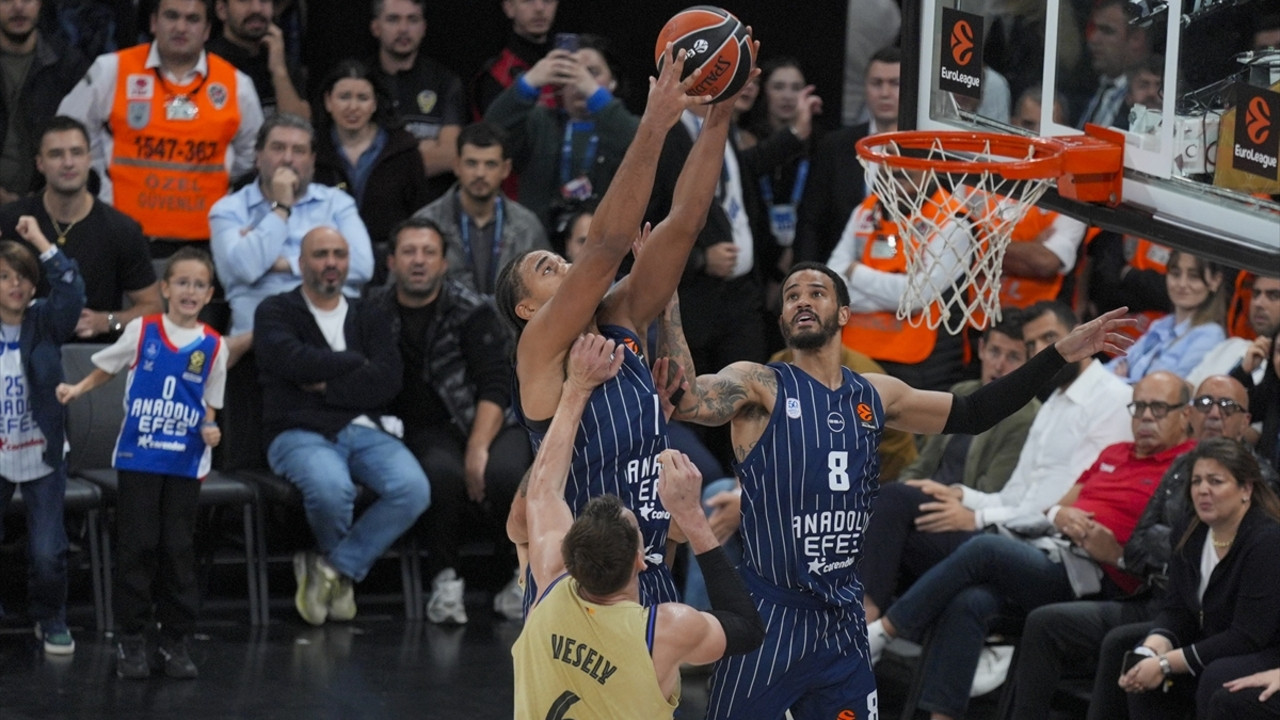 Anadolu Efes, Barcelona'yı son salisede geçti