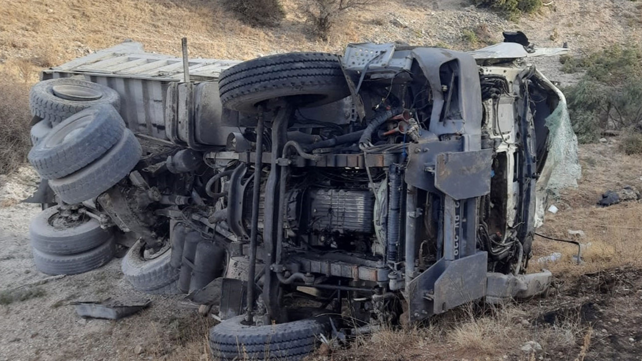 Konya’da hafriyat kamyonu şarampole devrildi