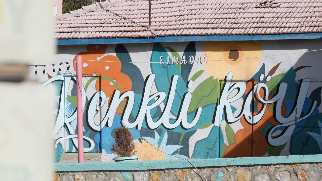 Ankara’nın gri duvarlarına meydan okuyan köy: Elmadağ'ın 'Renkli Köy'ü ziyaretçi rekoru kırıyor!
