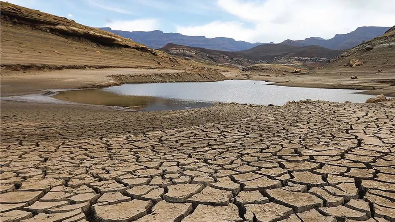 Pezeşkiyan: Başkenti Tahran'dan başka bir yere taşımak zorundayız