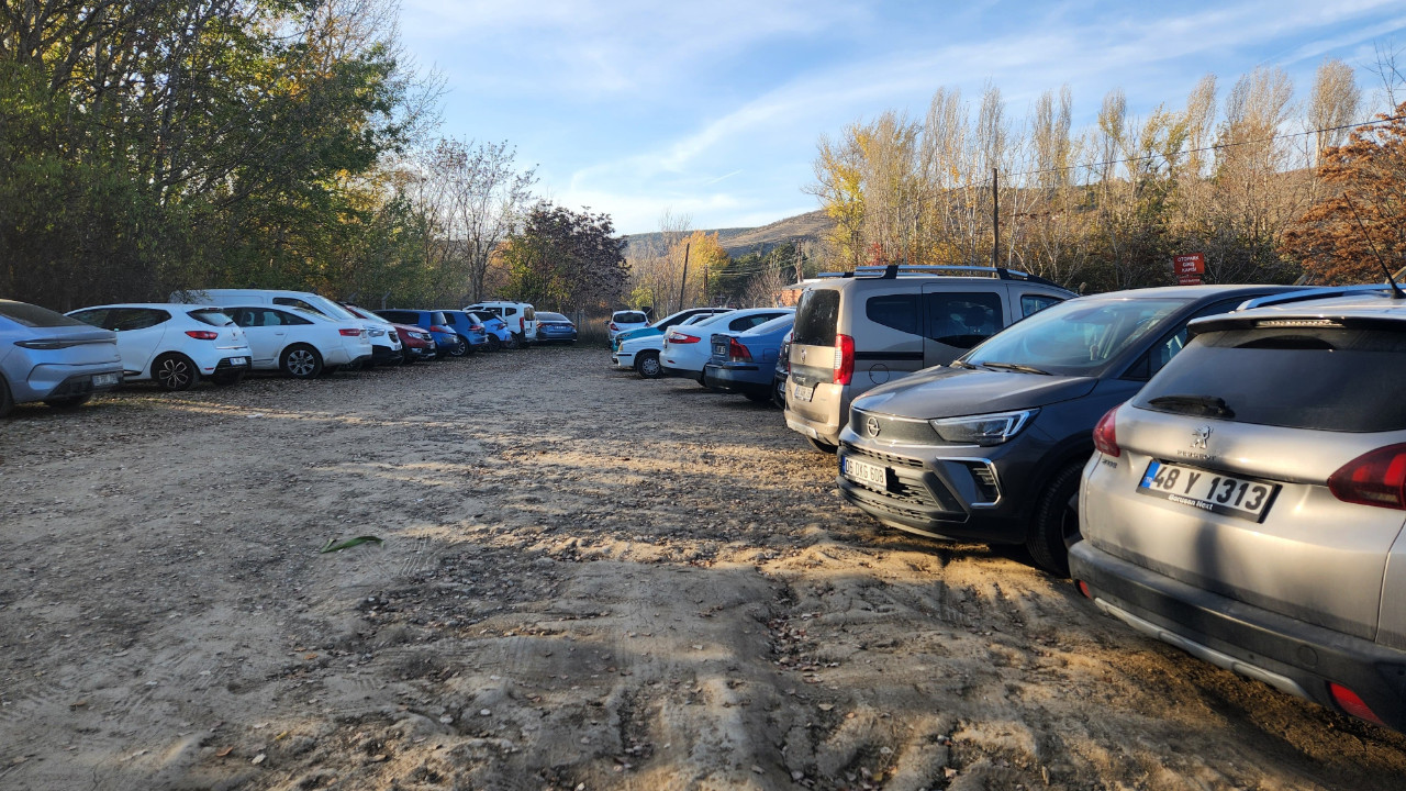 Eymir Gölü’nde hafta sonu ziyaretçi akını: Otopark çukurları sürücüleri çileden çıkardı
