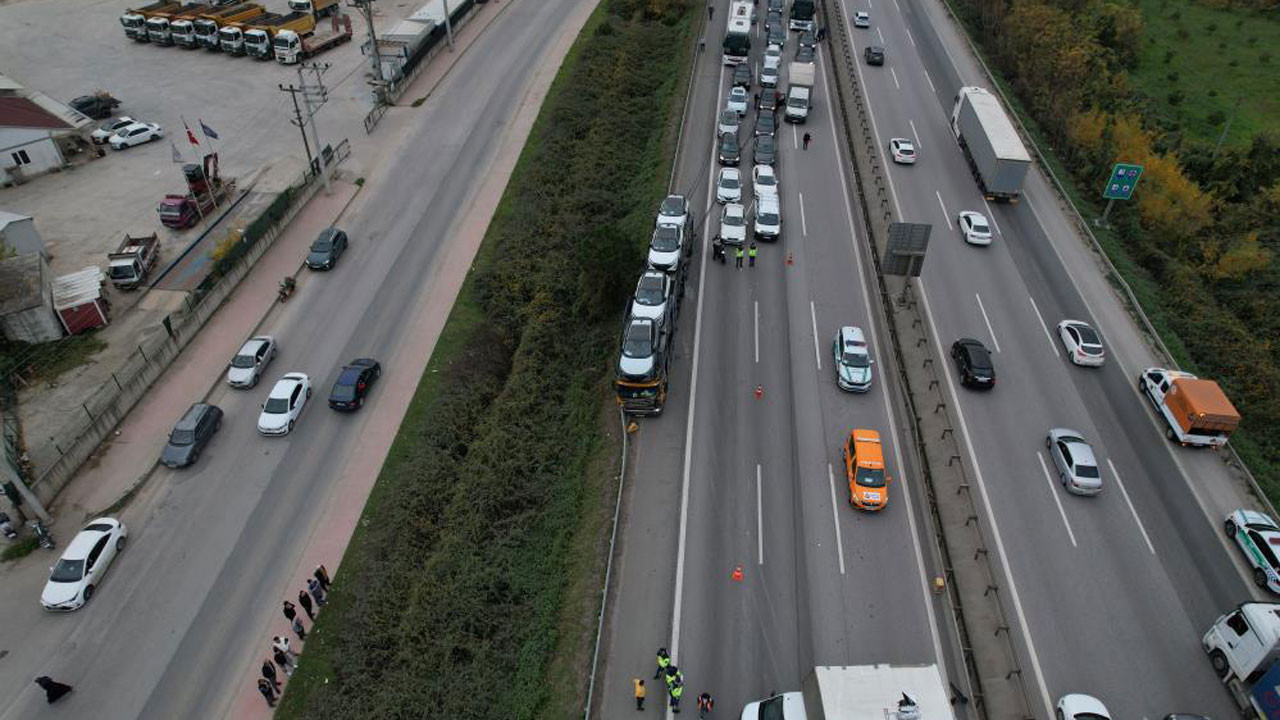 Sakarya Otoyolunda zincirleme kaos! Ankara istikametinde kilometrelerce araç kuyruğu