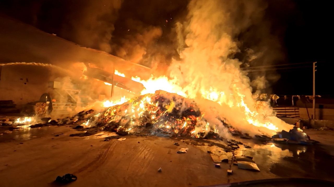 Tartışma bitti yangın başladı: Geri dönüşüm tesisi kül oldu
