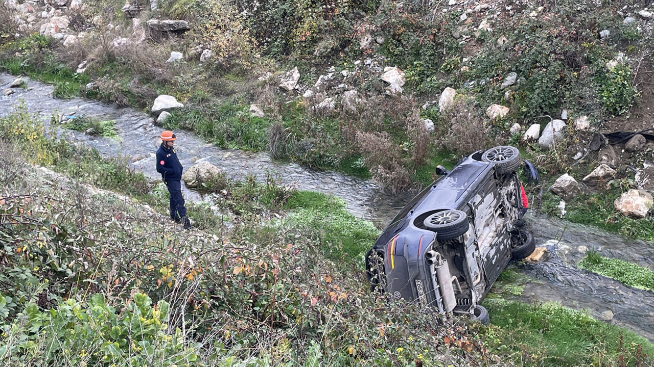 Bolu'da feci kaza: Otomobil dereye uçtu!