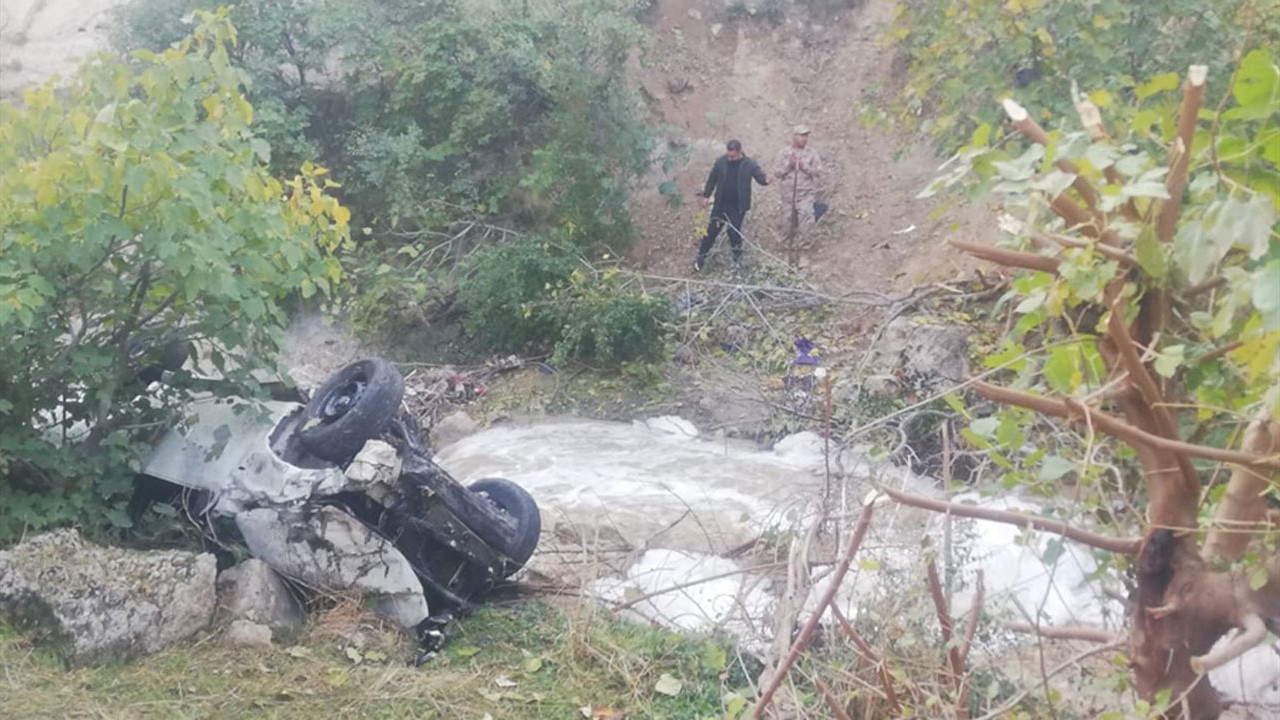 İki ilde feci kaza! Hafif ticari araç şarampole uçtu