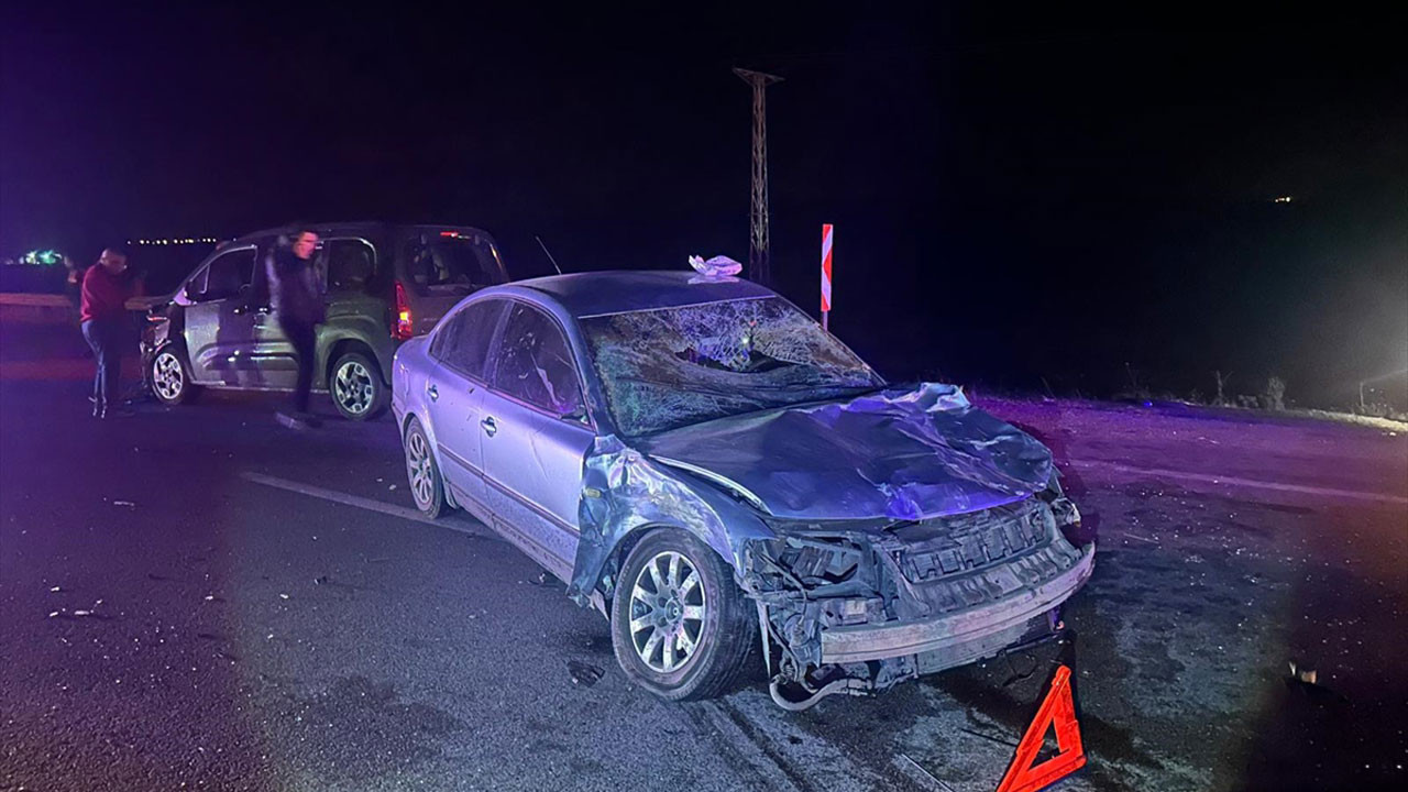 Çorum’da yola aniden çıkan büyükbaş hayvan kazaya neden oldu! Araçlar pert oldu