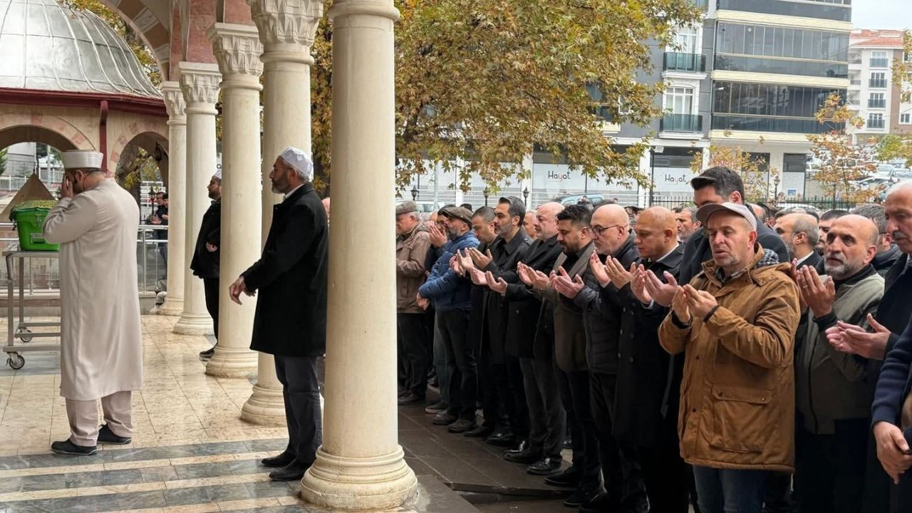 Feci kazada hayatını kaybeden Kırıkkale'nin önde gelen esnafından Emrah Kavlak, son yolculuğuna uğurlandı