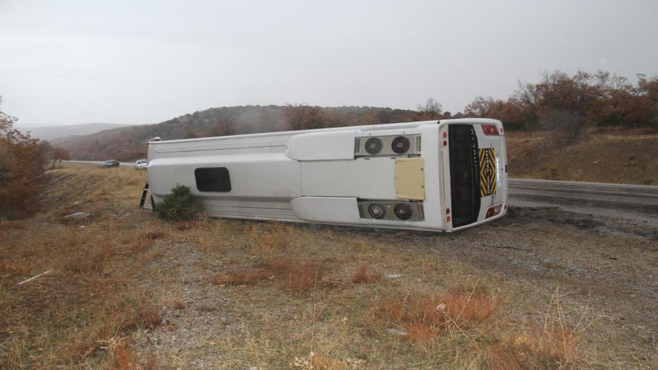 Konya’da öğrenci servisi devrildi! Onlarca yaralı var
