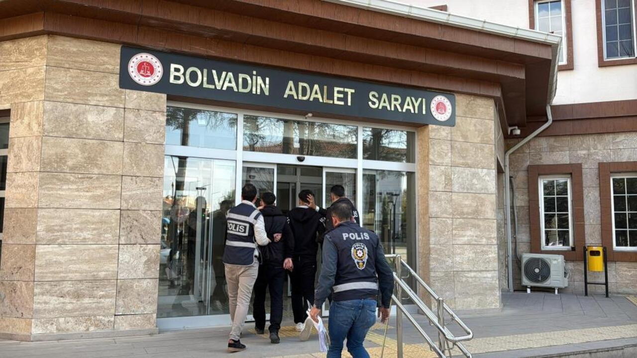 Ticari taksiyle geldiler, polis aracıyla adliyenin yolunu tuttular!