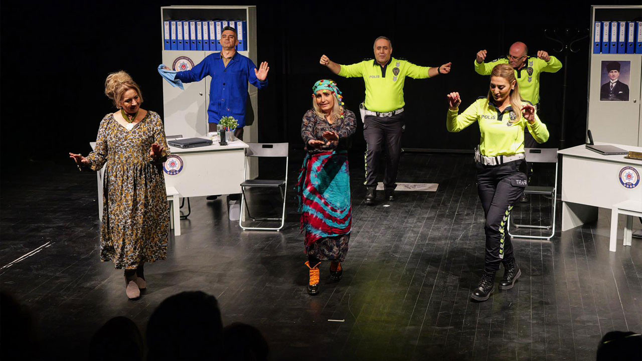 Etimesgut Belediyesi Emekli Tiyatrosu “Söz mü?” ile sezona damga vurdu