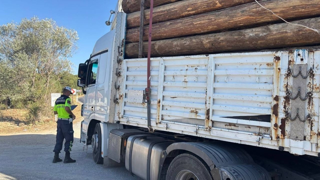 Kaza riskini artırıyor, yolu bozuyor: Aşırı tonajlı araç sürücülerine Yozgat Valiliğinden uyarı!