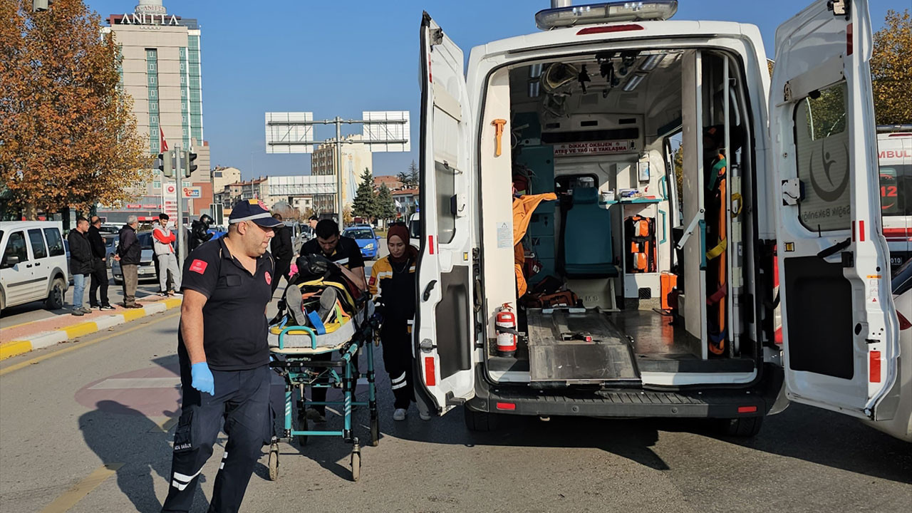 Çorum’da kavşakta feci çarpışma: Araç refüje fırladı!