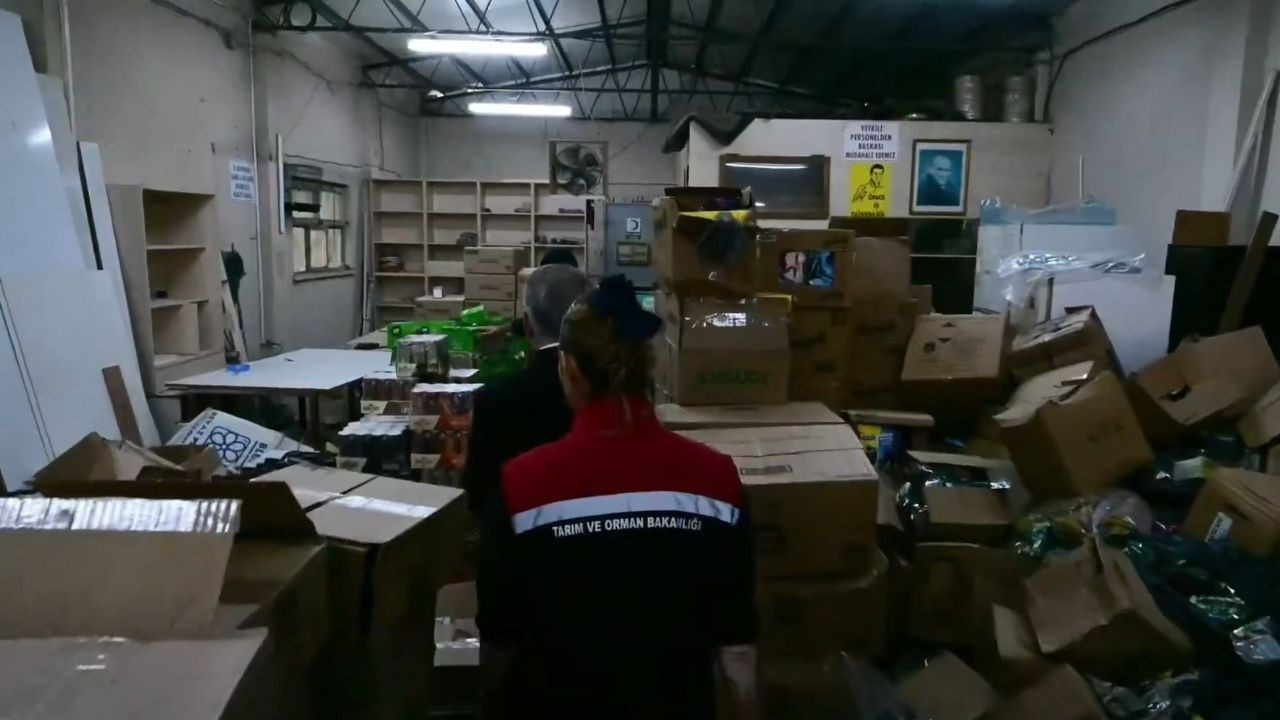 Çöpe gitmesi gereken ürünler piyasadaydı! 30 tonluk tarihi geçmiş gıda deposu mühürlendi!