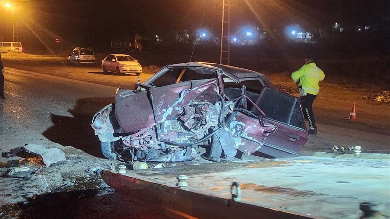 Amasya’da feci kaza: İki otomobil çarpıştı, araçlar hurdaya döndü