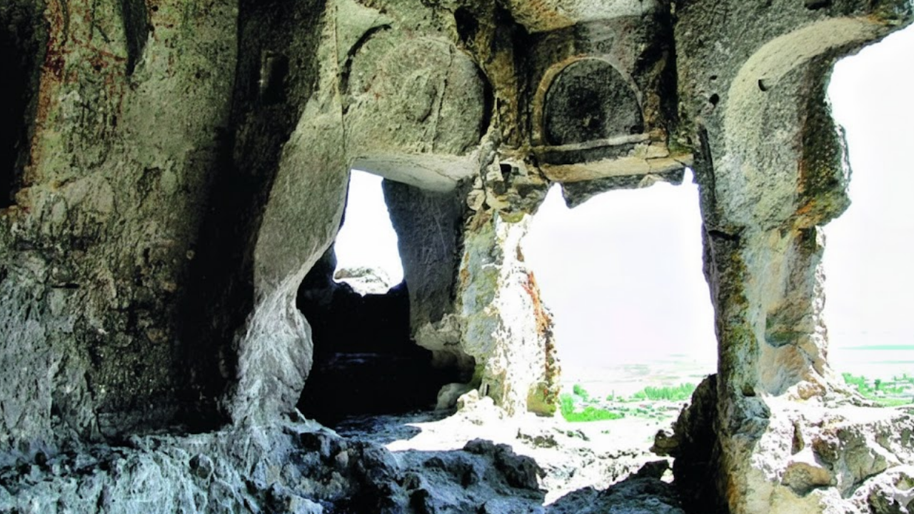 Haymana'da tarihin izleri açığa çıkıyor: Güzelcekale'deki esrarengiz kaya mezarları dikkat çekiyor!