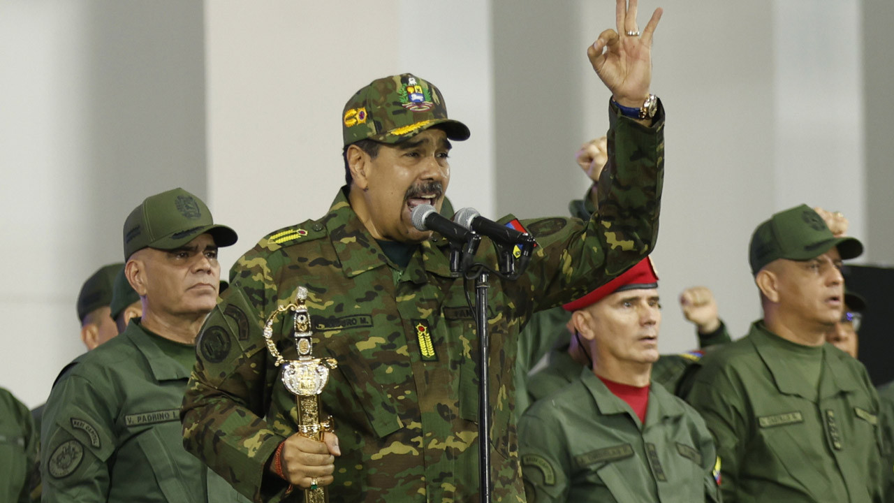 Maduro kılıç kuşanarak ABD'ye meydan okudu! ABD ve Venezuela kafa kafaya geldi, bölge fokur fokur kaynıyor