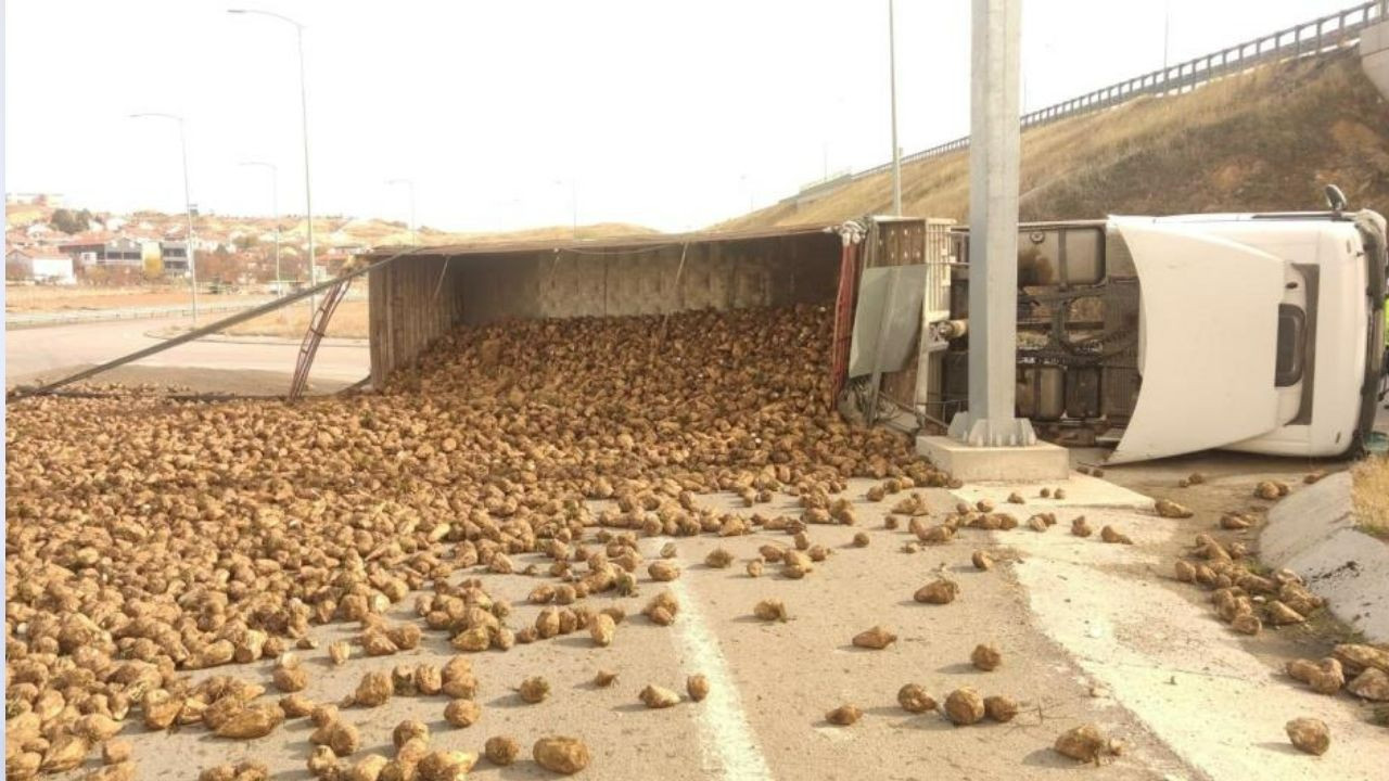 Kırşehir-Aksaray karayolunda kaza! Onlarca kilo pancar yola saçıldı