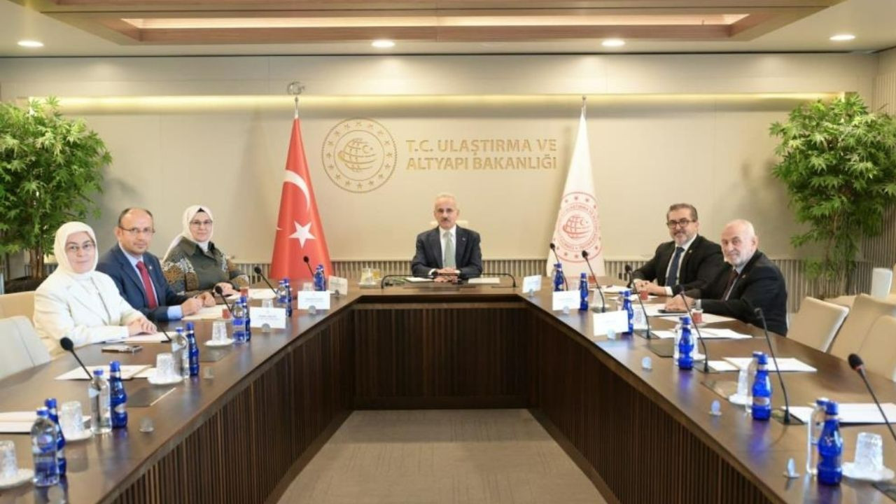 Sosyal medya kullanımında ebeveyn onayı şartı mı olacak? Bakan Uraloğlu detayları paylaştı!